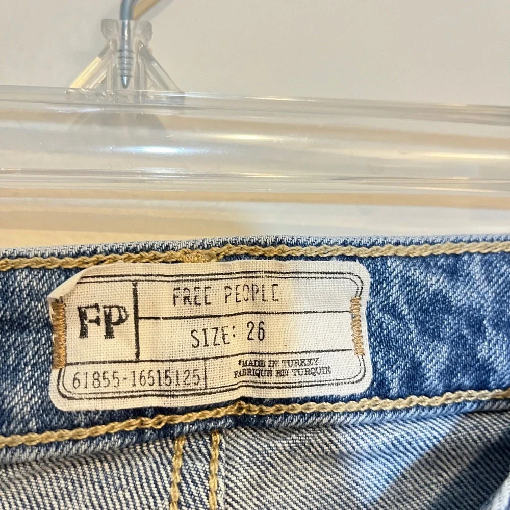 Free People Jeans Girlfiend‎ Straight Leg Raw Hem Medium Wash Size 26 Casual